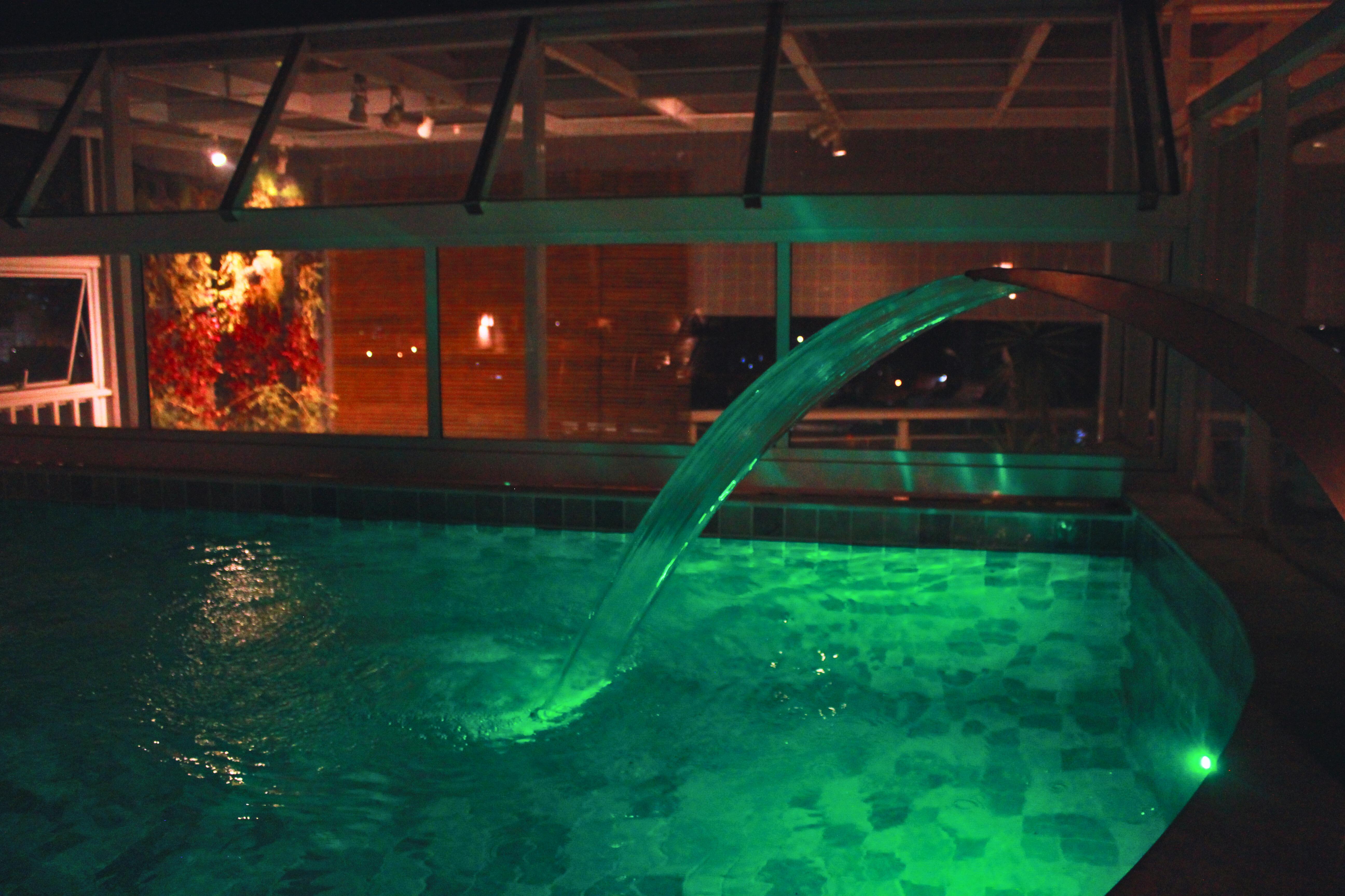 Gontijo Inn Hotel Itajubá Exterior foto The indoor pool at night