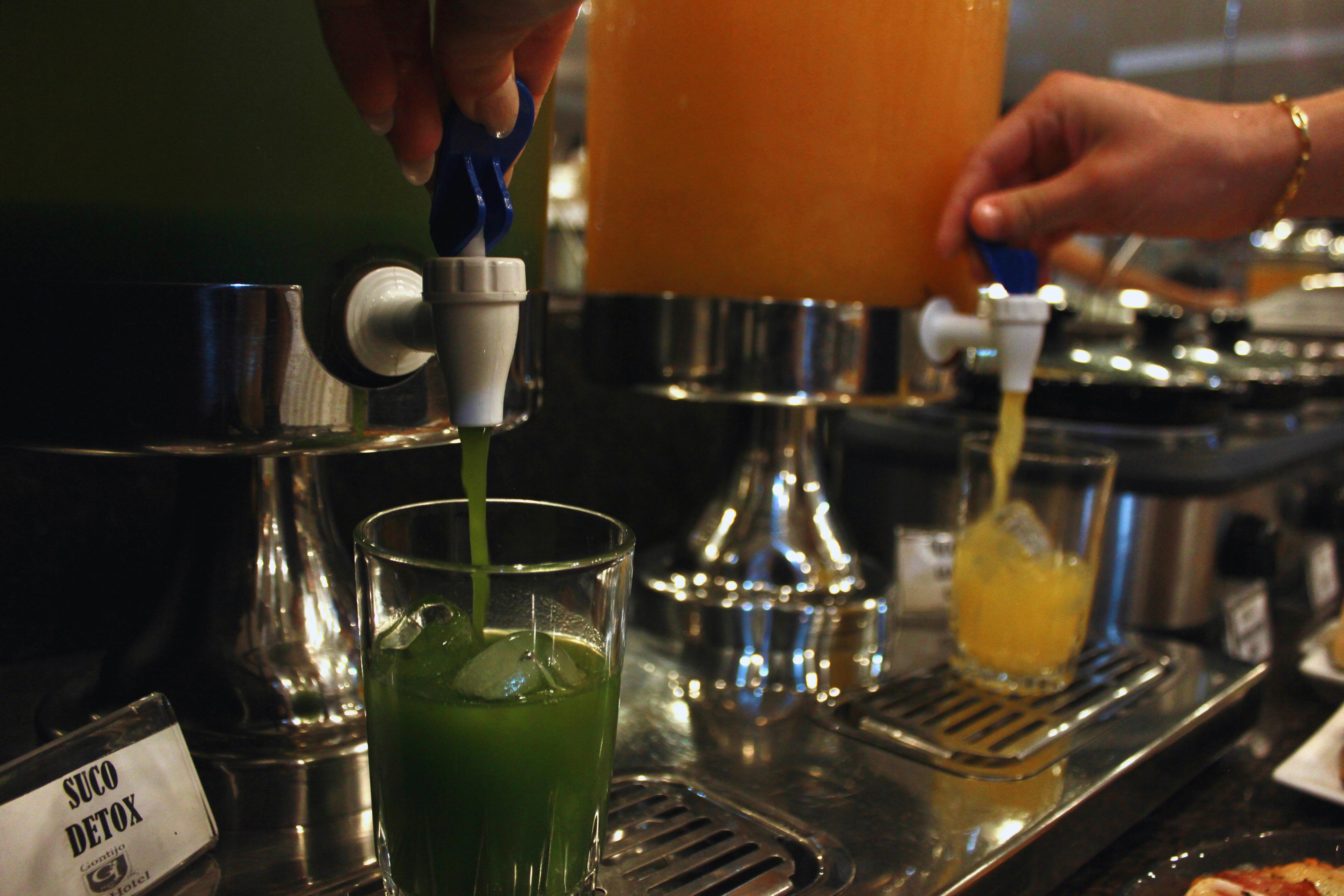 Gontijo Inn Hotel Itajubá Exterior foto Wheatgrass juice being dispensed