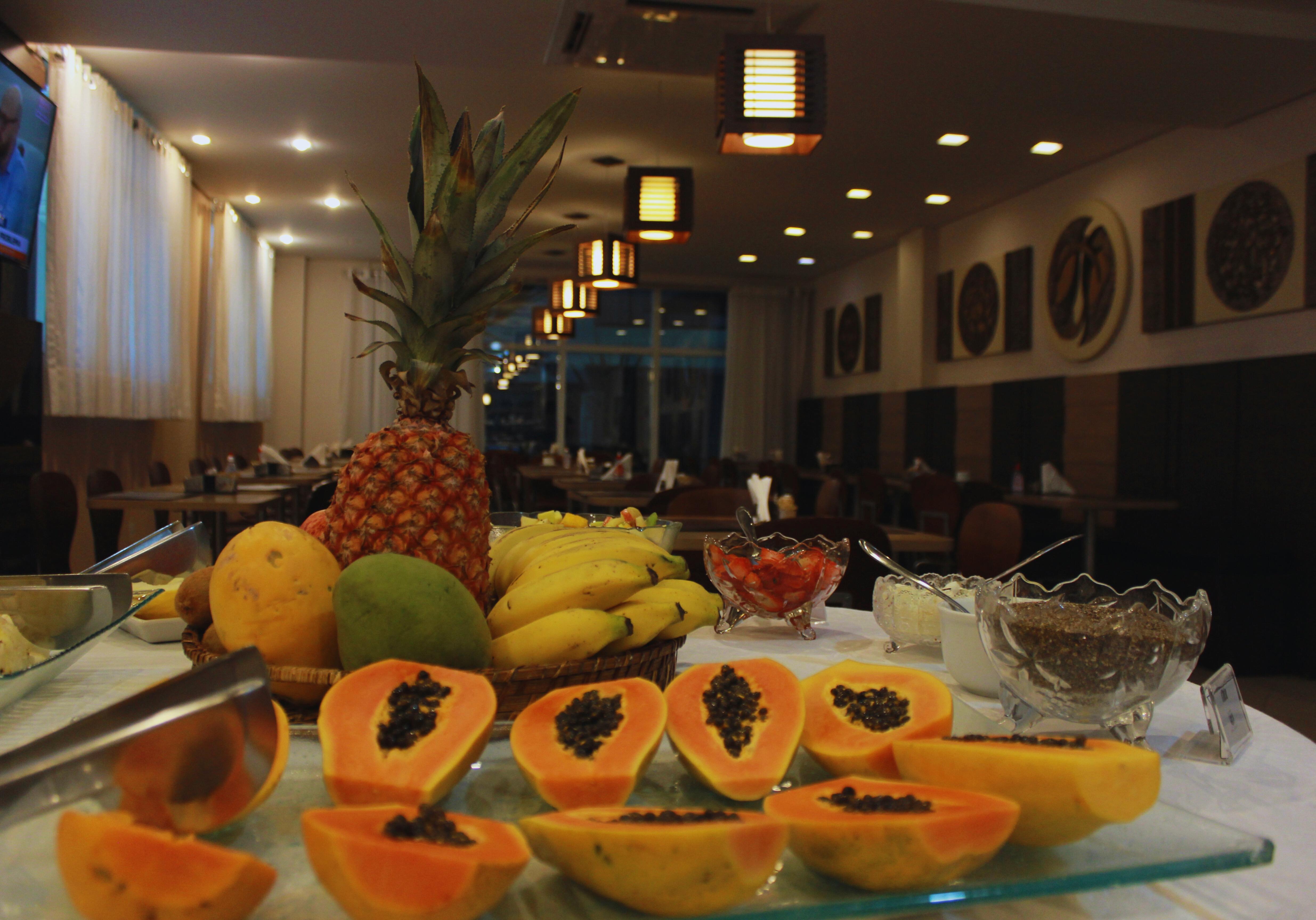 Gontijo Inn Hotel Itajubá Exterior foto A fruit buffet