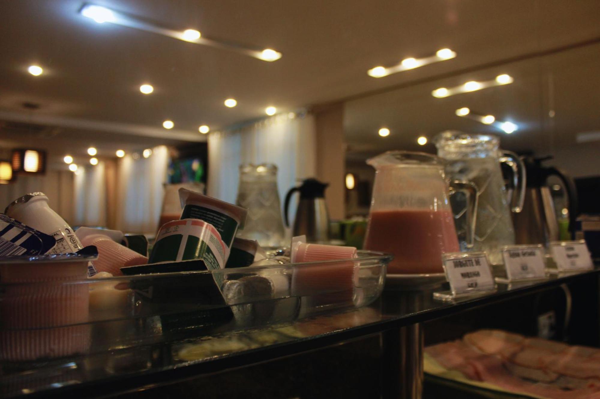 Gontijo Inn Hotel Itajubá Exterior foto A selection of fruit juice at a buffet